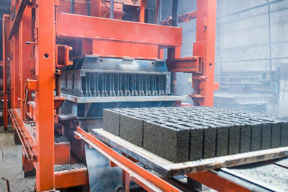 Завод по производству блоков. Станок для изготовления керамзитобетонных блоков. Производство блоков. Оборудование для производства бетонных блоков. Линия производства керамзитобетонных блоков.